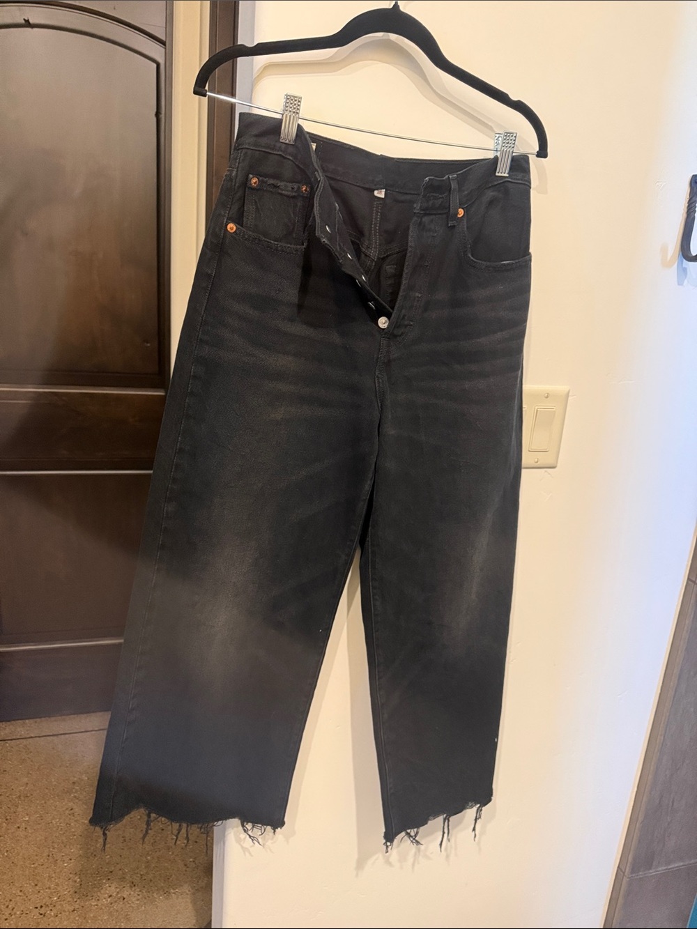 Levi's Women's Black Cropped Frayed-Hem Jeans